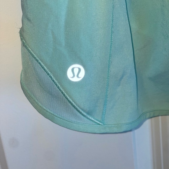 Lululemon Hotty Hot Short II (2.5") Toothpaste Blue Green 2017 W7AGUR $58 Swift - Picture 7 of 7